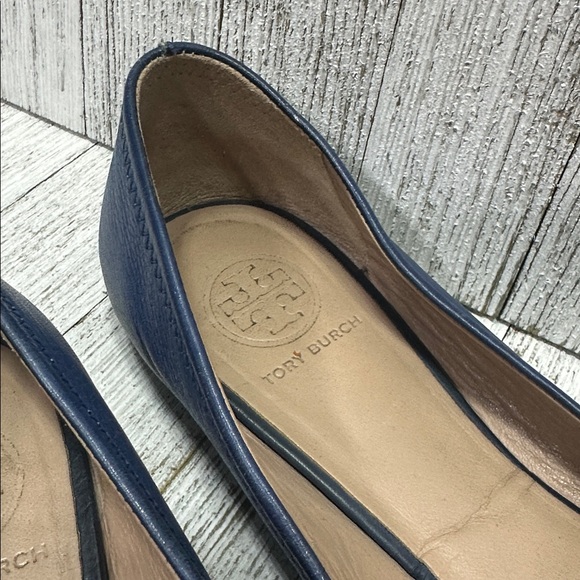 Tory Burch Navy Leather Reva Flats with Gold Logo - Picture 2 of 9